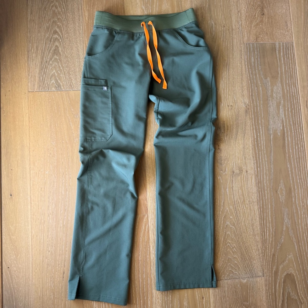 Figs women’s technical collection Kade Cargo Scrub pants in moss green XS/tall